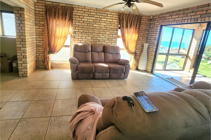 6 Bedroom Property for Sale in Wavecrest Eastern Cape